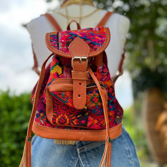 Gorgeous Guatemalan backpack, made from genuine leather and vintage Huipils. - Picture 3 of 6